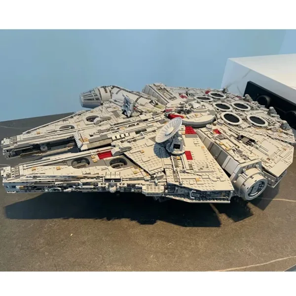 Millennium Falcon Building Set