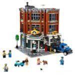 Brickvivid Corner Garage Building Set: 1950s Retro Modular Model